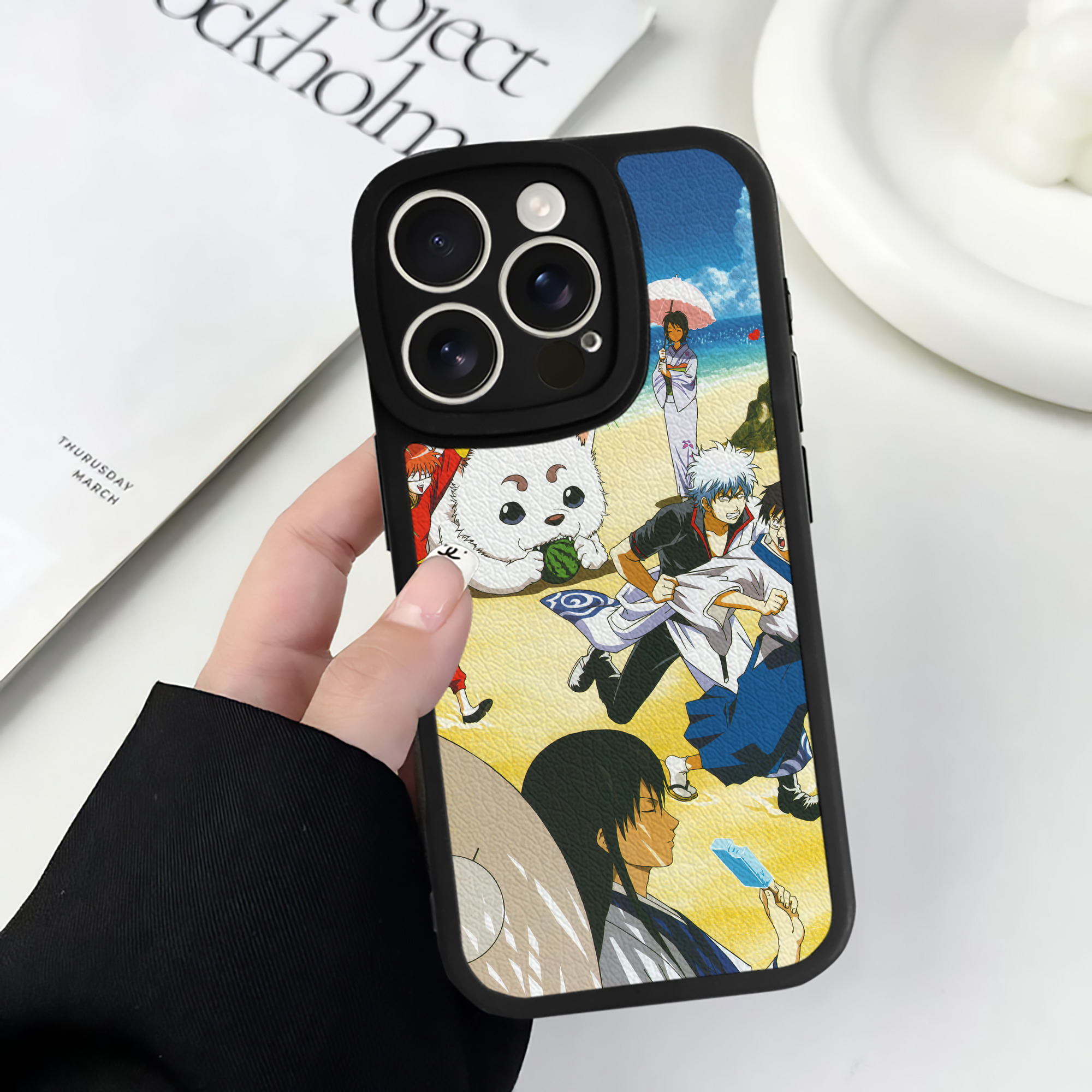 （画像用） ぎんたま 坂田銀時（さかたぎんとき） 神楽 志村新八（しむら しんぱち） GINTAMA Sakata Gintoki Kagura Shimura Shinpachi 【iPhone 16シリーズ対応】シリコンスマホケース（レザー調） 材質：シリコン